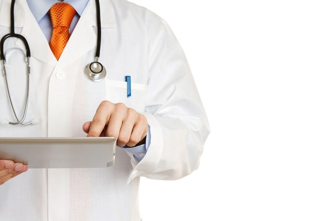 Consulta cun médico para diagnosticar dor nos omóplatos